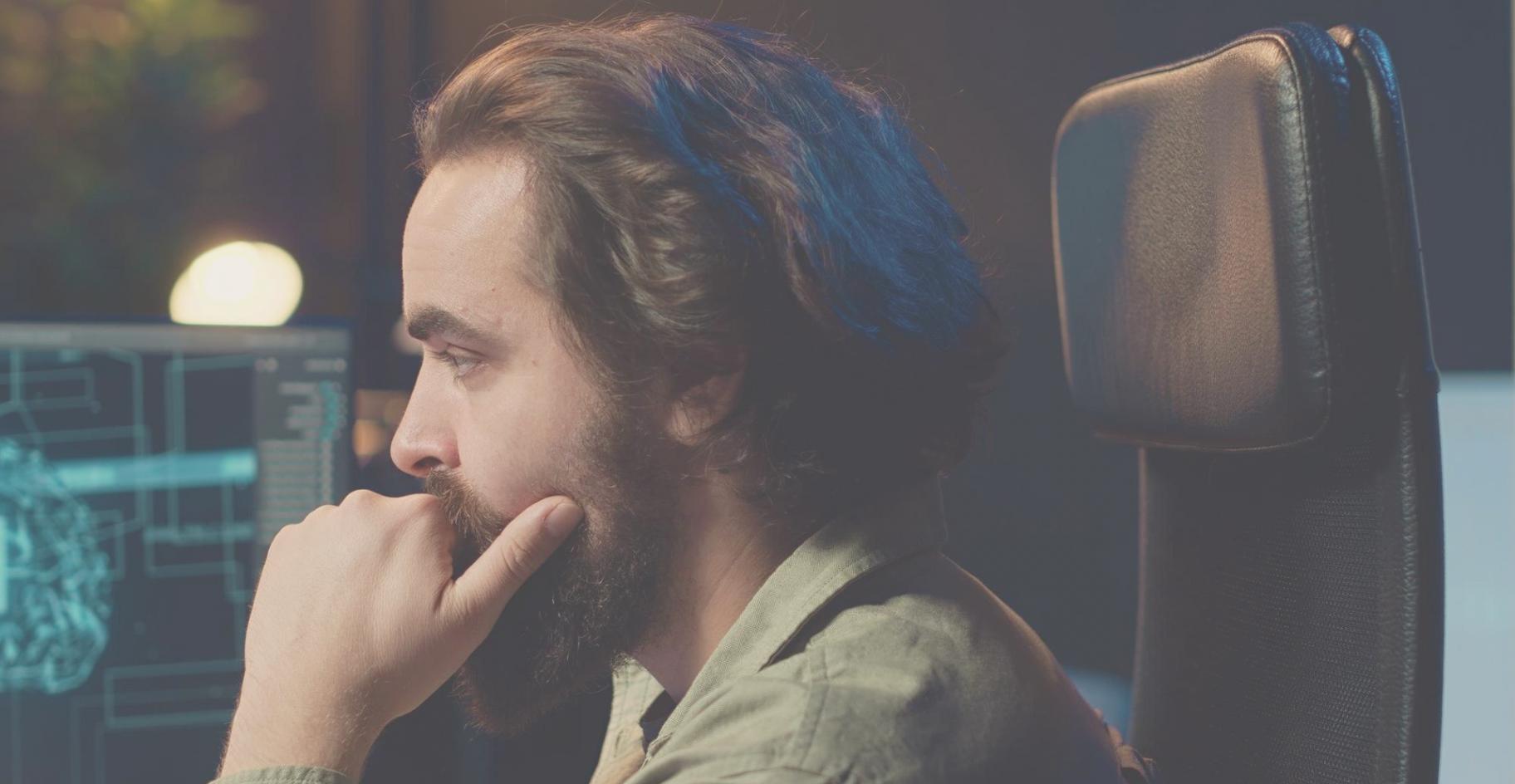 Estudiantes trabajando en desarrollo de juegos móviles