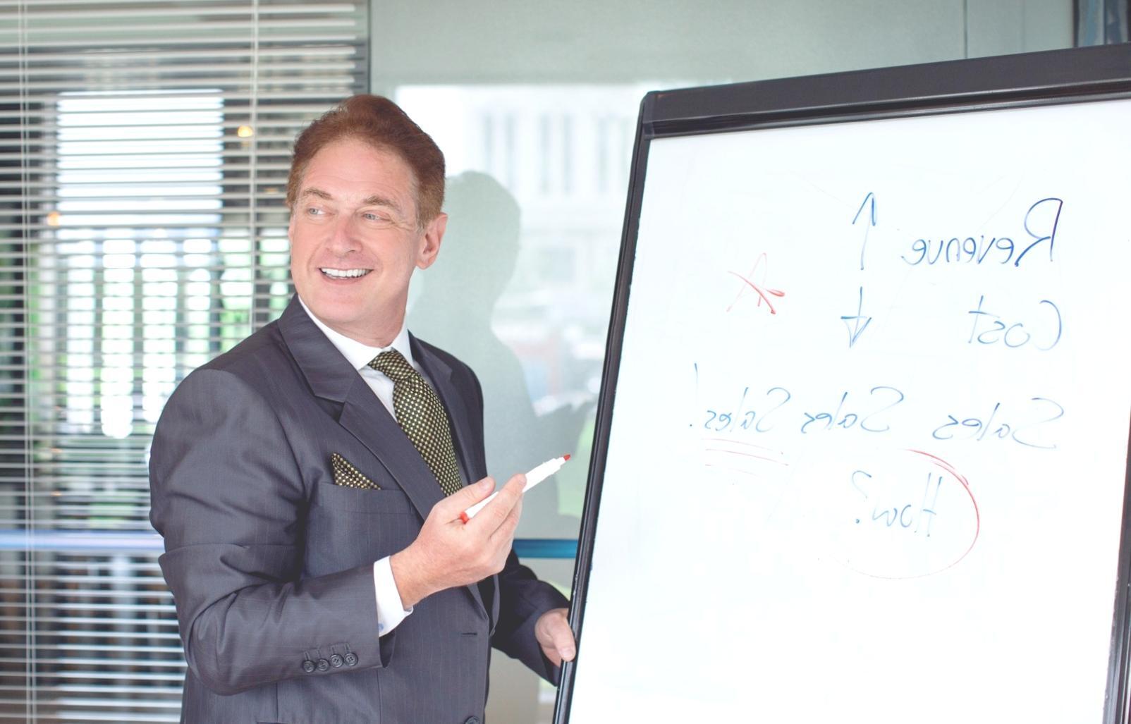 Equipo de desarrollo trabajando en optimización de rendimiento de juegos móviles