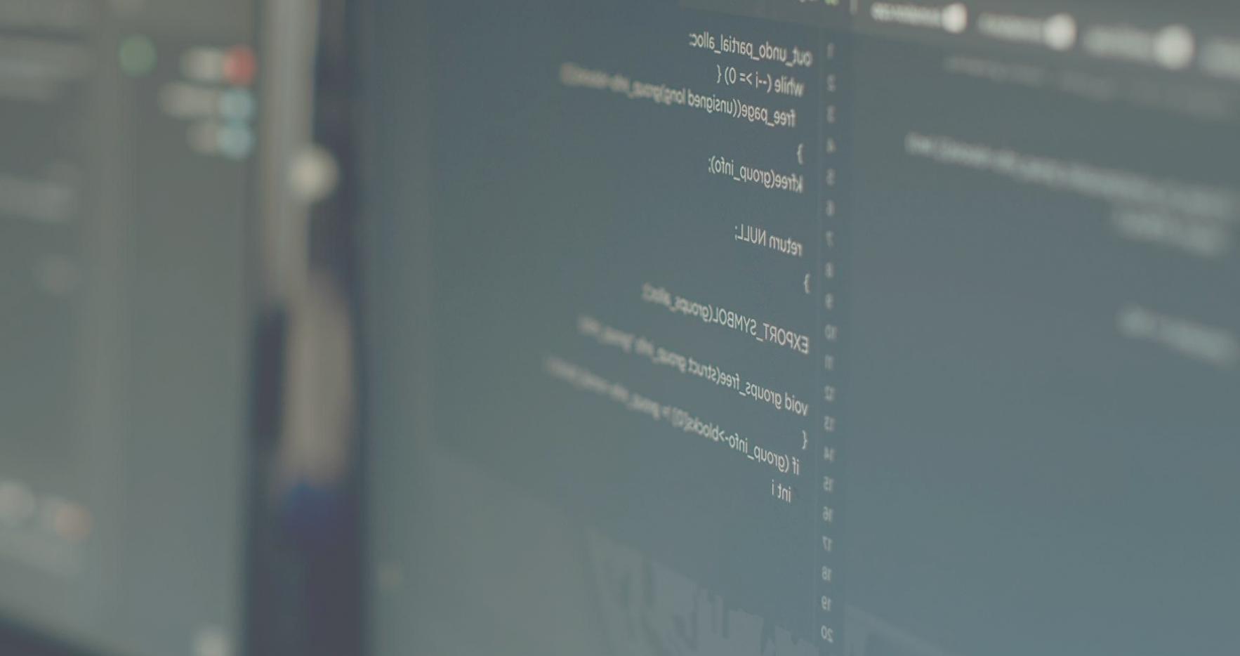 Estudiantes revisando métricas de rendimiento en dispositivos reales